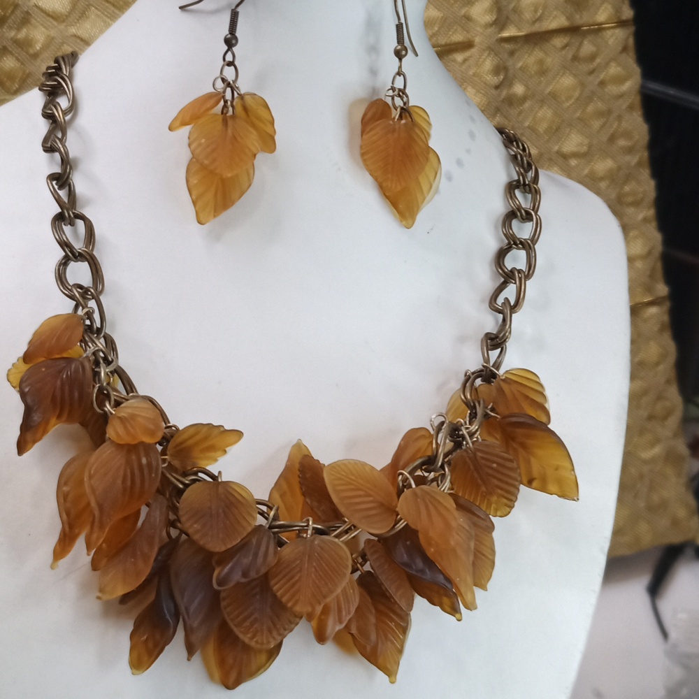Elegant Leaf Design Necklace and Earring Set